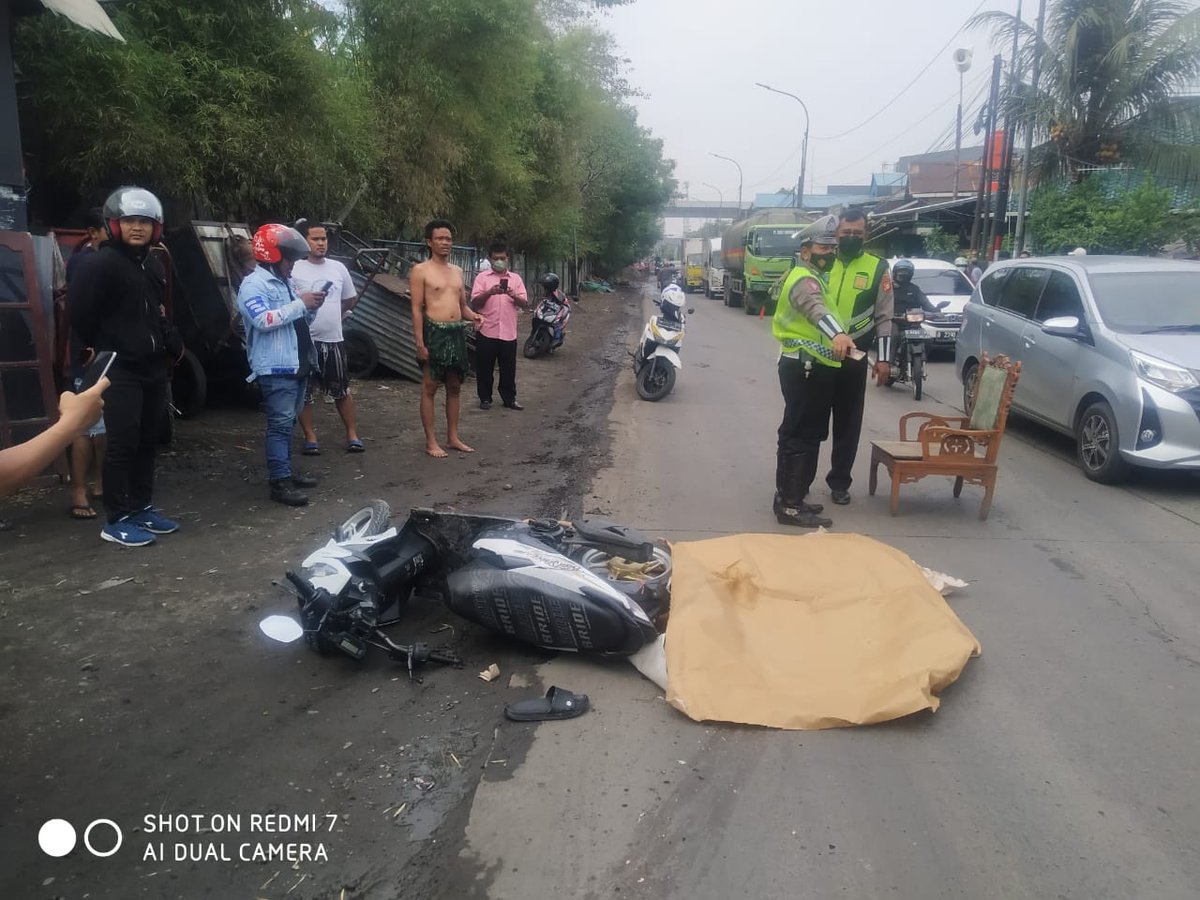 TMCPoldaMetro's tweet photo. 13.12 Telah terjadi Kecelakaan Lalu Lintas yang menyebabkan pengendara Sepeda Motor Nopol B 4089 TVS Tutup Usia di Jalan Raya Cakung Cilincing setelah Pos lalu lintas Cakung Jakarta Utara,Saat ini sudah selesai penanganan oleh Petugas Polri &amp; lalu lintas sudh Mulai Normal Kembali https://t.co/EIn8fZh8nI