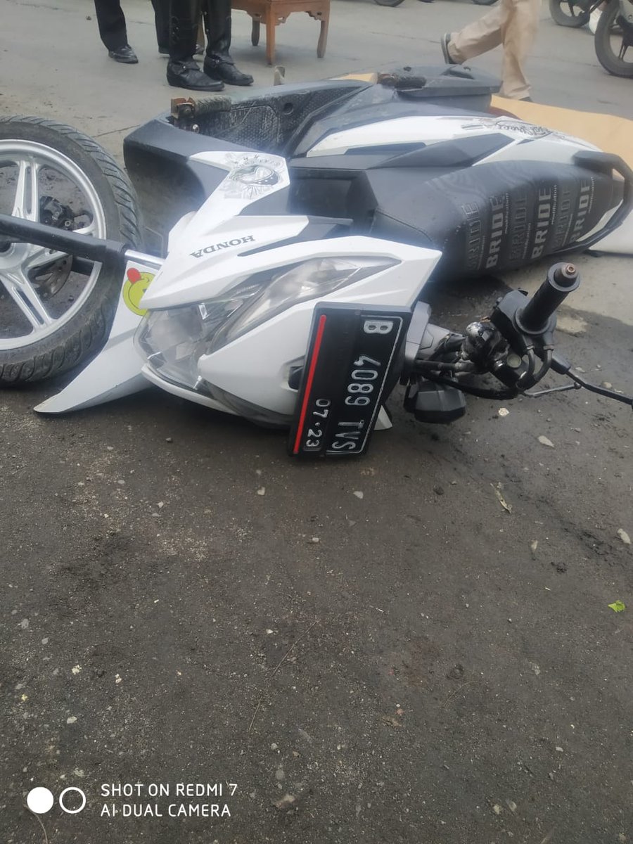 TMCPoldaMetro's tweet photo. 13.12 Telah terjadi Kecelakaan Lalu Lintas yang menyebabkan pengendara Sepeda Motor Nopol B 4089 TVS Tutup Usia di Jalan Raya Cakung Cilincing setelah Pos lalu lintas Cakung Jakarta Utara,Saat ini sudah selesai penanganan oleh Petugas Polri &amp; lalu lintas sudh Mulai Normal Kembali https://t.co/EIn8fZh8nI