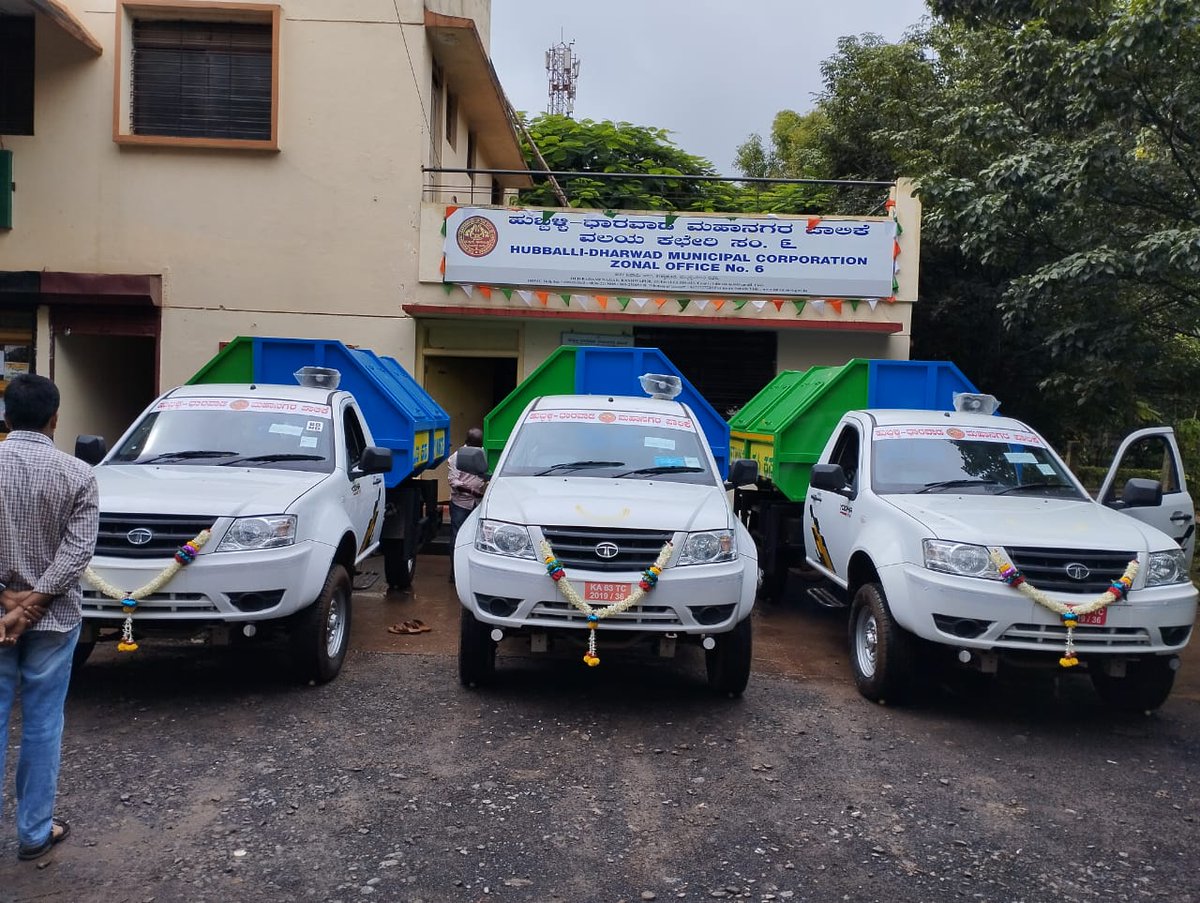 HdmcHubliDwd's tweet photo. ಹುಬ್ಬಳ್ಳಿ ಧಾರವಾಡ ಮಹಾನಗರ ಪಾಲಿಕೆಯಿಂದ ಅವಳಿ ನಗರದ ವಿವಿಧ ವಾರ್ಡುಗಳಿಗೆ ಹೊಸ ಆಟೋ ಟಿಪ್ಪರ್ ಹಂಚಿಕೆ ಮಾಡಲಾಗಿದ್ದು ಇಂದು ಅವುಗಳಿಗೆ ಚಾಲನೆ ನೀಡಲಾಯಿತು. ಸಾರ್ವಜನಿಕರು ಮನೆಯ ಕಸವನ್ನು ಮನೆ ಬಾಗಿಲಿಗೆ ಬರುವ ಕಸದ ವಾಹನಗಳಿಗೆ ನೀಡಿ ನಗರದ ಸ್ವಚ್ಛತೆಗೆ ಪಾಲಿಕೆಯೊಂದಿಗೆ ಕೈಜೋಡಿಸಲು ವಿನಂತಿ.
#citycompost
#wastetocompost https://t.co/DTUK8faecY