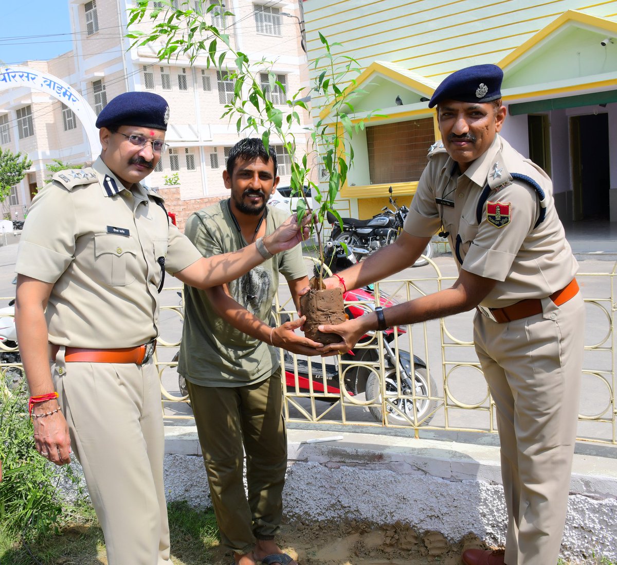 #Barmer जिला पुलिस अधीक्षक कार्यालय के आगे ग्रीनमैन नरपतसिंह राजपुरोहित के सहयोग से 120 पौधे लगाए, पुलिस अधीक्षक दीपक भार्गव, अतिरिक्त पुलिस अधीक्षक नरपतसिंह, सीजेएम सुरेश नामा एवं पुलिस के जवानों ने किया पौधारोपण @Igp_Jodhpur @RajPoliceHelp