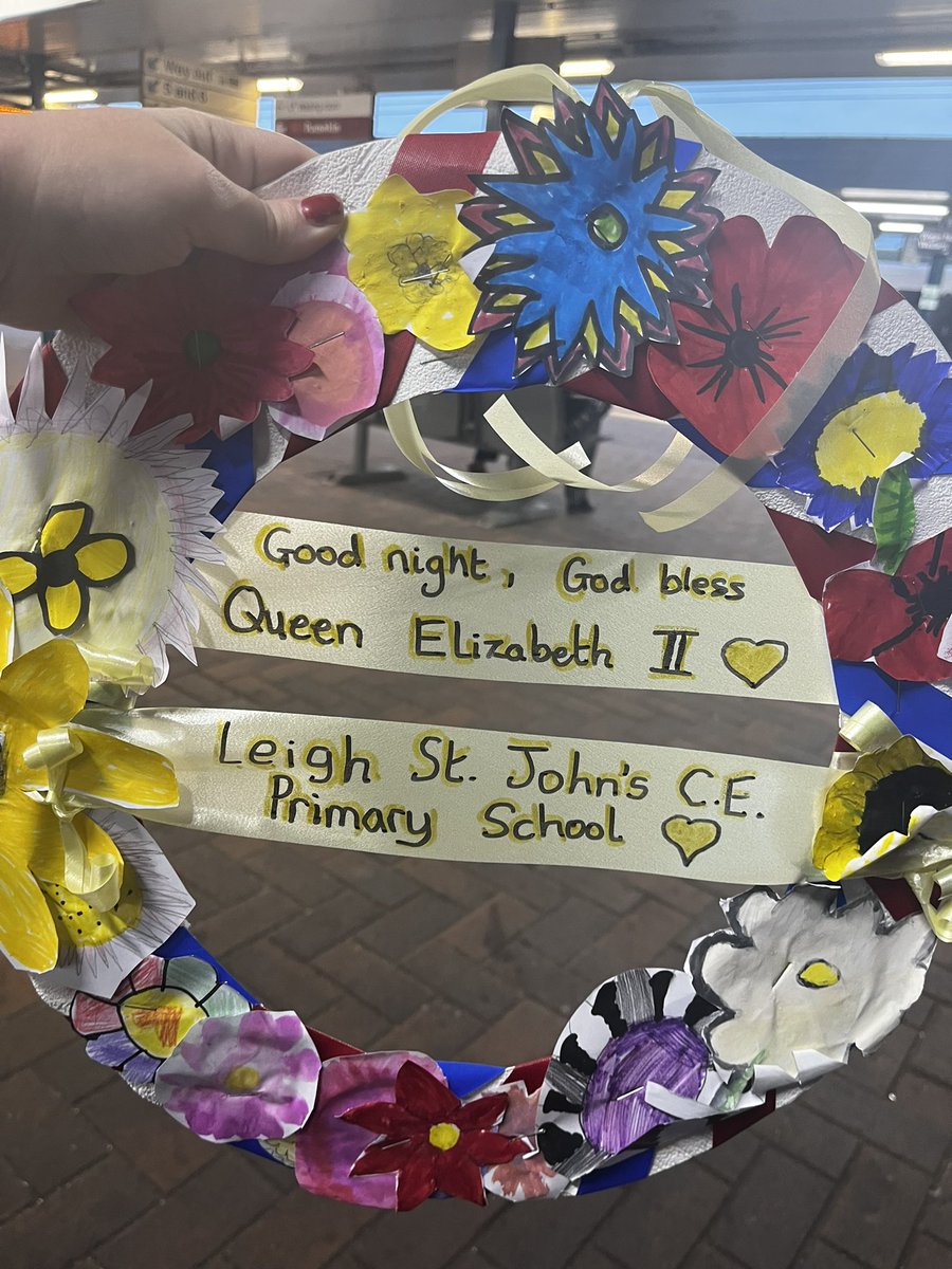 lauraflaherty86's tweet photo. On my way to #London for @JoTrust #letsmeet2022 and hopefully get time to drop this beautiful tribute for the #Queen made by the beautiful pupils at @LeighSTJOHNSsch https://t.co/fi9WKfGNF8