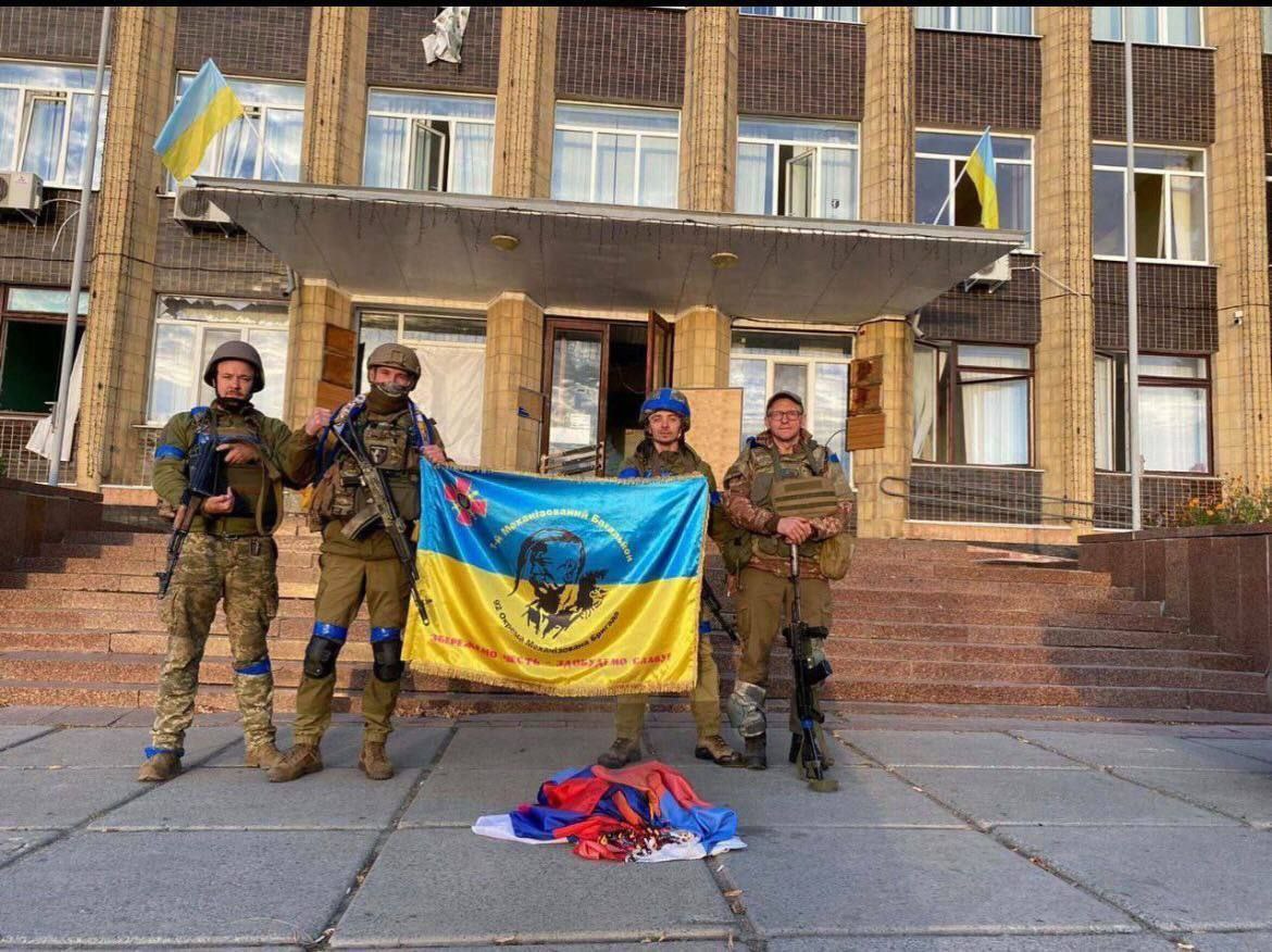Militarylandnet's tweet photo. 📷🇺🇦 Ukrainian forces at the city council in Kupyansk, #Kharkiv Oblast. #UkraineRussiaWar https://t.co/h5P2KKsOJB