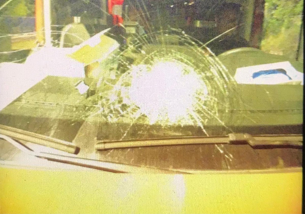 sdis976's tweet photo. Agression 🚨 Les sapeurs-pompiers sont au service des populations! Mais une nouvelle fois, cette nuit, une de nos ambulances a été violemment caillassée alors que les sapeur-pompier portaient secours à des blessés (un homme est un bébé), cela est insupportable et inadmissible ! https://t.co/A9RfPCKpaG