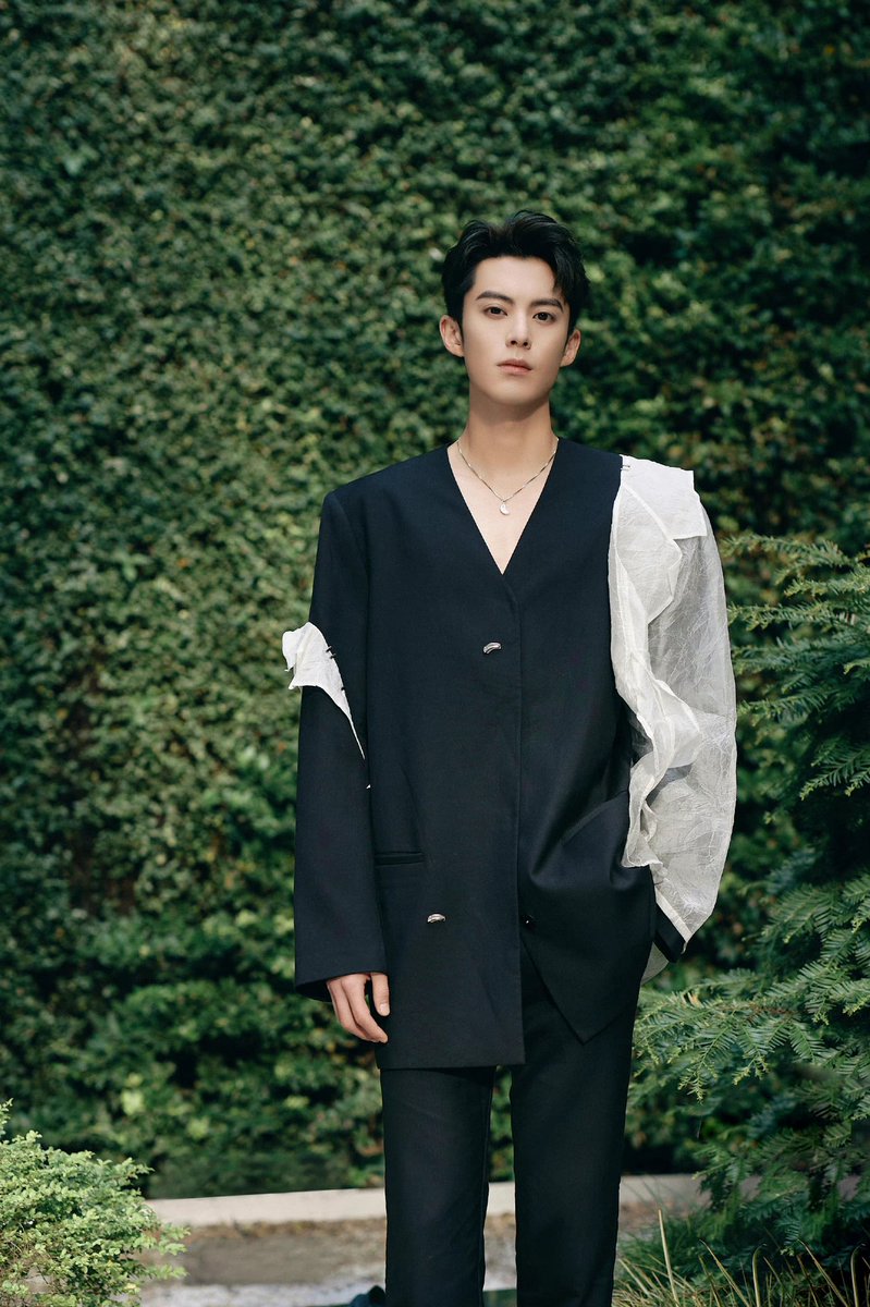 sunsetl18758253's tweet photo. happy mid-autumn festival
🌕🥮🥮🥮

#DylanWang #WangHedi #王鹤棣
cr. official studio https://t.co/0PIkL0OR5z