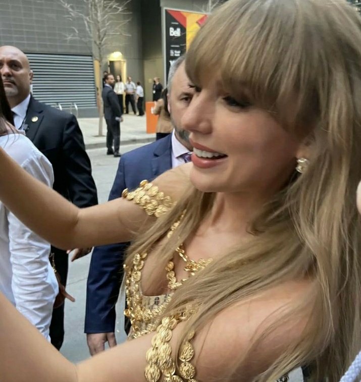 ask tanem giydigin sacma sapan pullu elbiseye ragmen seni cok seviyorum <3