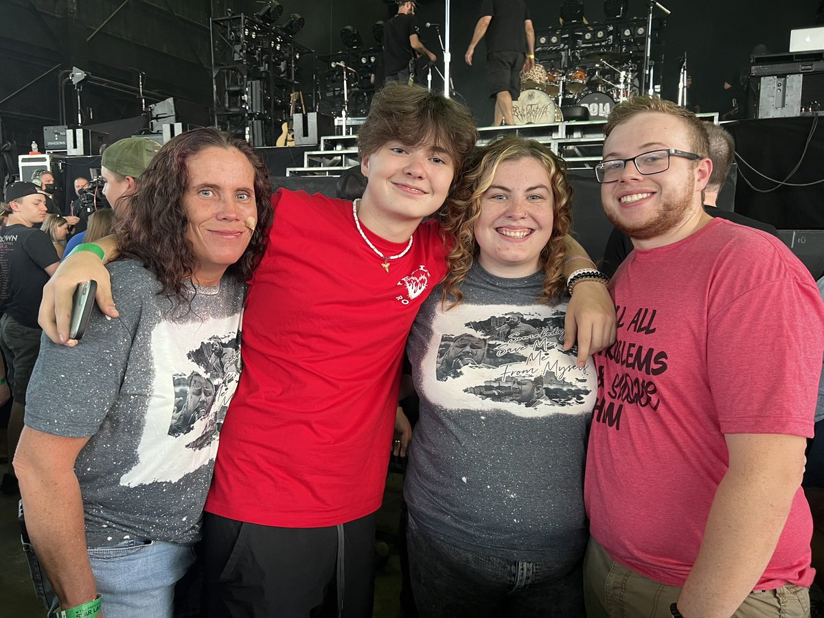 vmarie0777's tweet photo. @JellyRoll615 tonight you made direct eye contact with my brother and @Shinedown high-fived him such a killer show mad the guy next to me stole my guitar pick but I can’t wait to see you again Dec 2nd! Your energy is unmatched!❤️ https://t.co/D4f0XirEzD