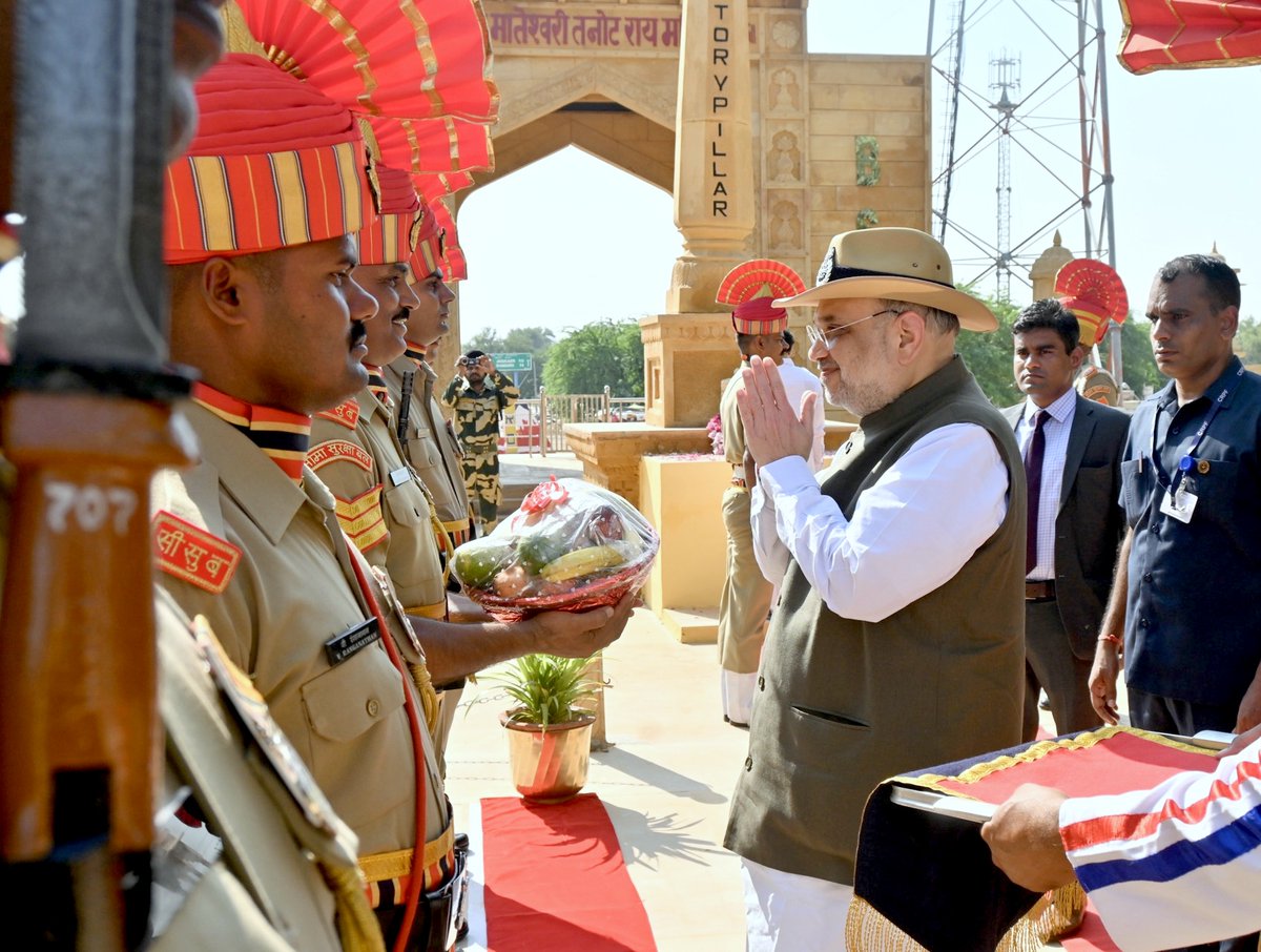 1965 व 1971 के युद्ध में जैसलमेर में भारतीय सेना व BSF के शौर्य पर पूरे देश को अभिमान है।

‘तनोट विजय स्तंभ’ पर सीमाओं की सुरक्षा के लिए अपना सर्वस्व न्योछावर करने वाले वीर बलिदानियों को नमन कर कृतज्ञ राष्ट्र की ओर से श्रद्धांजलि दी।

आपके त्याग व बलिदान का देश सदैव ऋणी रहेगा।