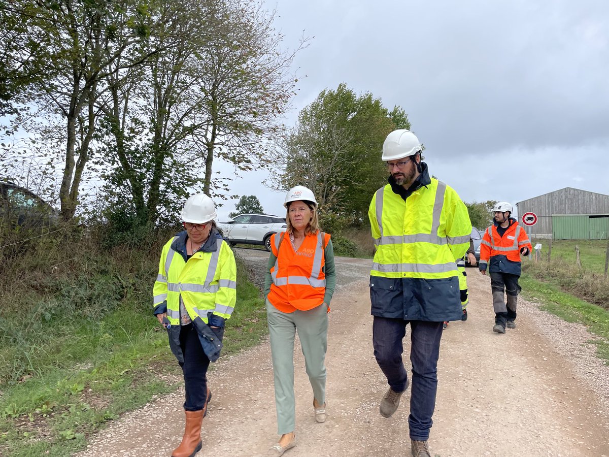 Sy_robert's tweet photo. Visite du chantier du parc éolien de Monterfil / de nombreux échanges entre élus, porteurs de projet, habitants = réussite 👏👏👏à tous #eolien ⁦@ABOWindFrance⁩ #transitionénergétique https://t.co/8ytz57UDlj