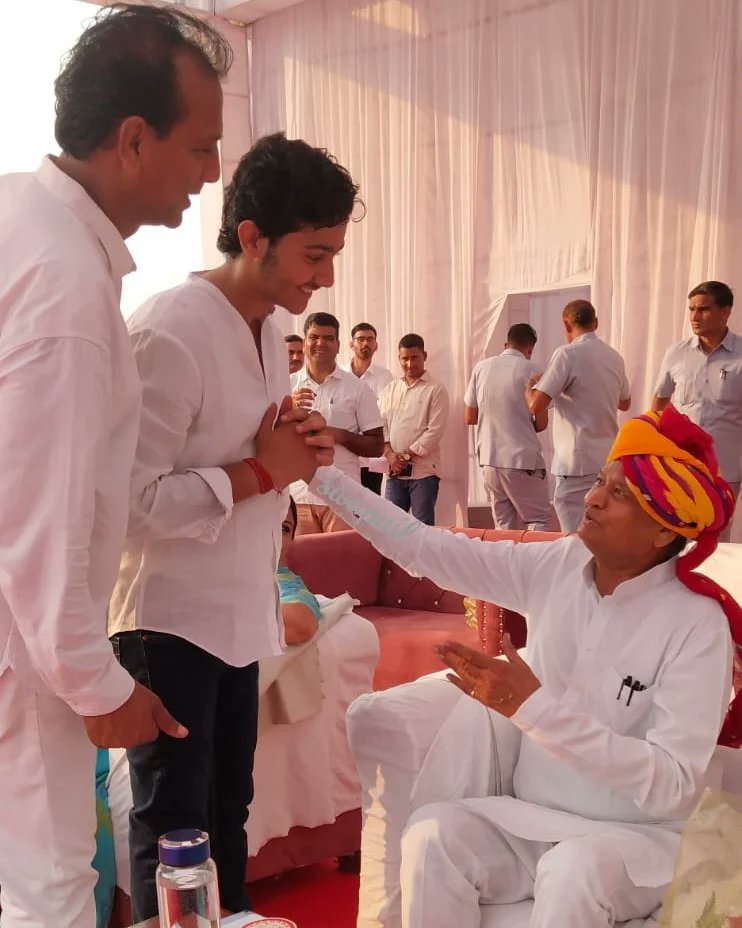 RajendraGudha's tweet photo. मेरे पुत्र शिवम के जन्मदिवस के अवसर पर   माननीय मुख्यमंत्री श्री अशोक गहलोत जी ने आशीर्वाद दिया। https://t.co/1Wgg1e6clv