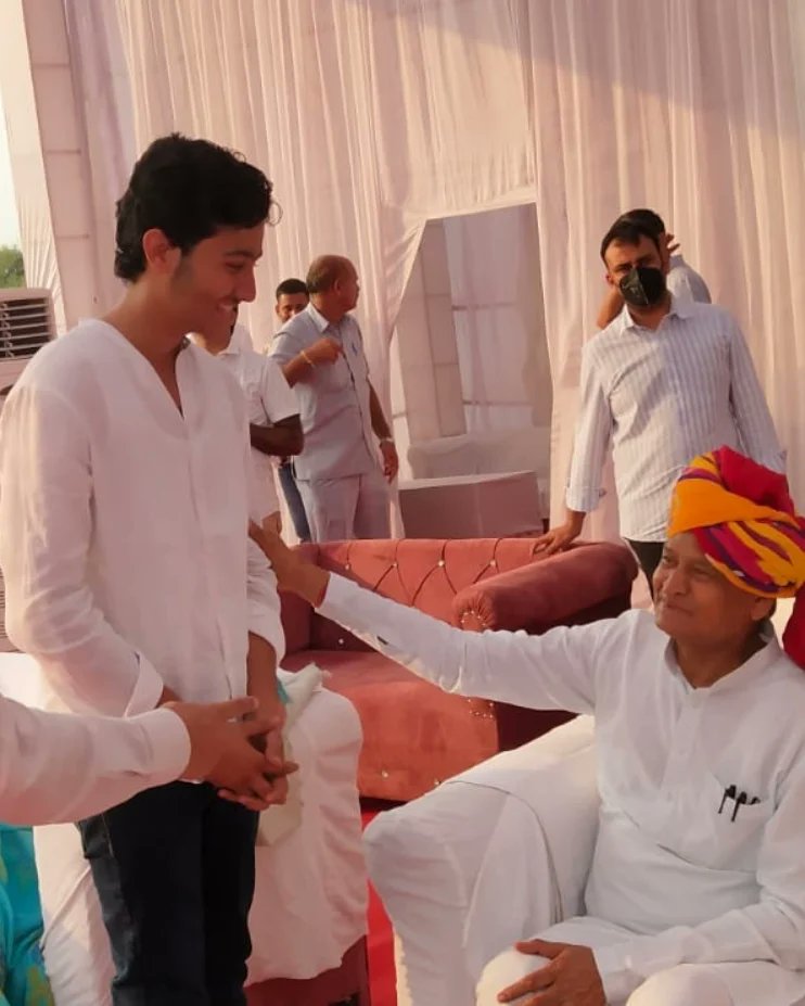 RajendraGudha's tweet photo. मेरे पुत्र शिवम के जन्मदिवस के अवसर पर   माननीय मुख्यमंत्री श्री अशोक गहलोत जी ने आशीर्वाद दिया। https://t.co/1Wgg1e6clv