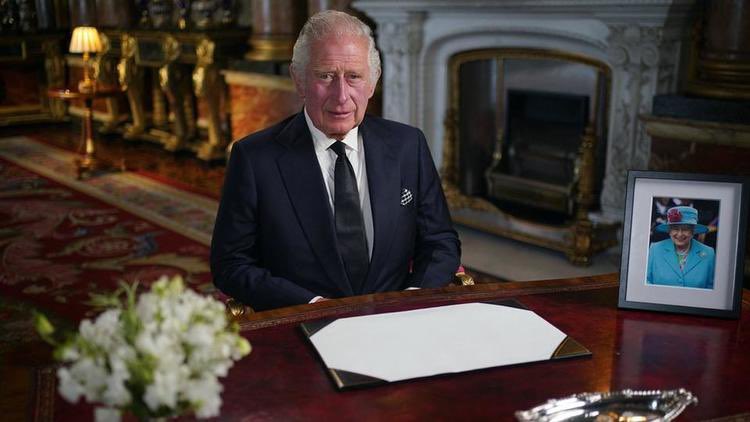 « My beloved mama ». Dans son premier discours à la nation Charles III rend un vibrant hommage à sa mère Elizabeth II. Voir la #vidéo : youtu.be/YRiwCKBEdHI via <a href="/YouTube/">YouTube</a>