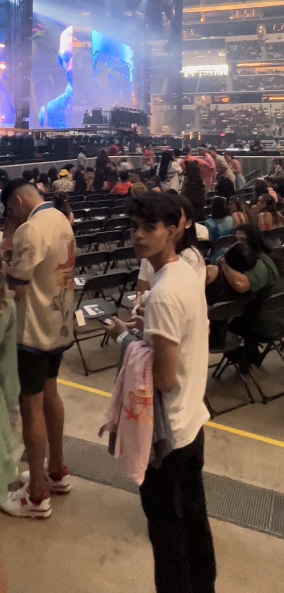 Estoy viendo los vídeos que grabe hoy en el concierto de bad bunny y miren quien salió 😂😂