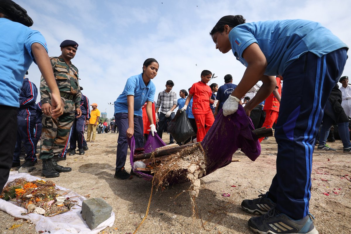 HQ_DG_NCC's tweet photo. Let's join hands to do what God cant do itself... Let's clean our beaches and shorelines. Join in #punetsagar campaign. Today morning our cadets cleaned tons of garbage from girgaon chowpatti, Mumbai. Join #puneetsagar 
@PMOIndia @HQ_DG_NCC @AnupamPKher @KirenRijiju @PIBMumbai https://t.co/j1IeQi6DI0