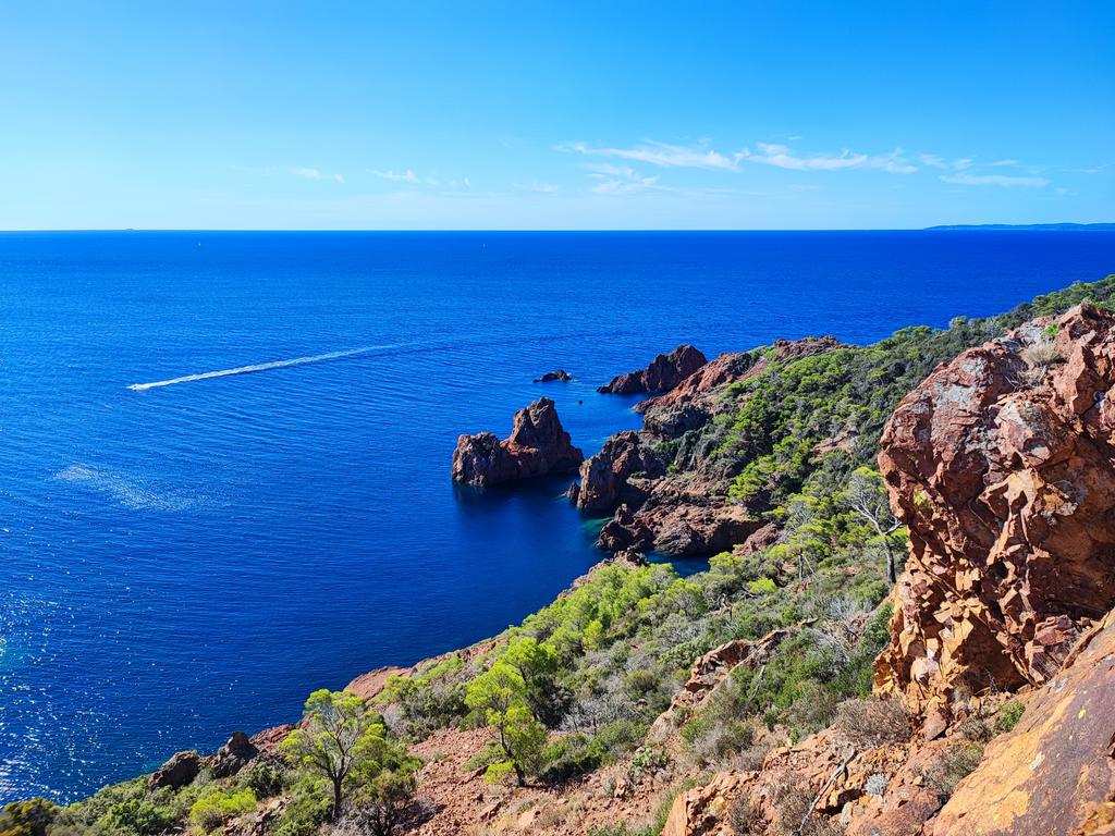 Nicesouris's tweet photo. J'aime le nouveau tweet de 😍 Ce spectacle époustouflant dans la baie d'#Agay vous attend ce week-end lors d'une randonnée dans l'#Esterel ! C'est parti !
📷 @vadrouilleurs #CotedAzurFrance #OnaTousBesoinDuSud #Dramont #EsterelCoteAzur #VisitVar @Est… https://t.co/aYZa1qty3q