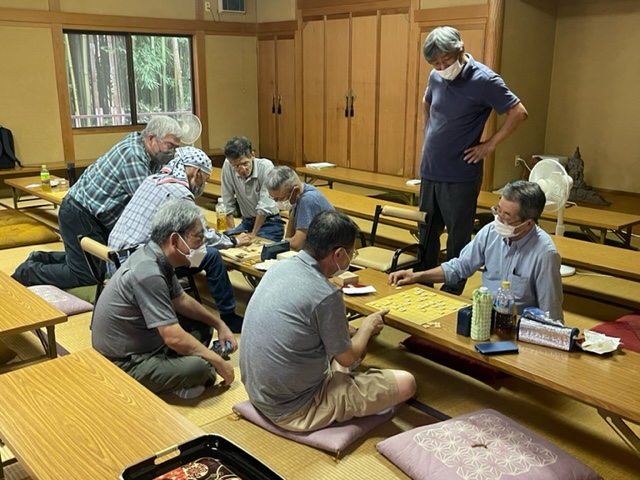 久々の投稿となりますが、神職は現在、9月の八幡祭、10月の秋季例大祭の準備に勤しんでおります。
　今週から当社斎館で将棋クラブの会合が週一回開かれることとなりました。
　興味がおありでしたら、毎週木曜日午後から開催されますので、見学にお越しください。みなさん真剣です！！