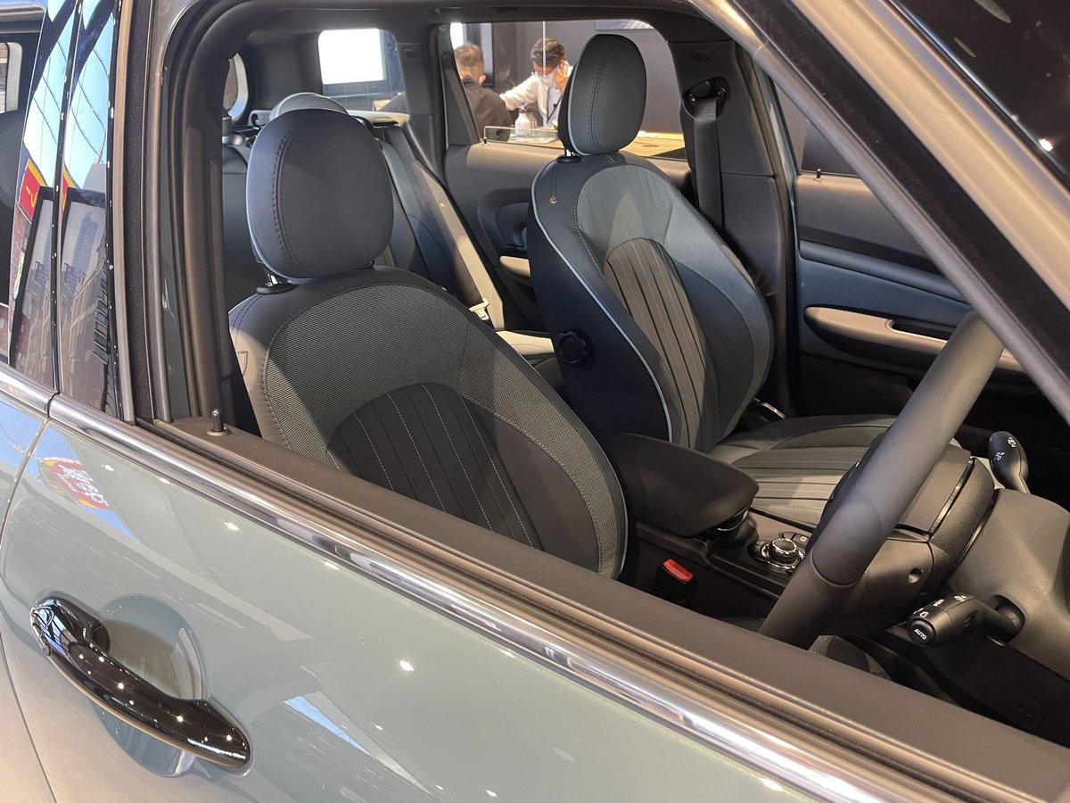 yknife_road's tweet photo. 新装オープンしたディーラーへ
特別限定車を観て来ました。
かっこえー!☺️
MINI CLUBMAN UNTOLD EDITION.
セージグリーンとゴールドの
組み合わせが絶妙な上品✨
#clubman
#untoldedition
#MINl https://t.co/TVmB3S3QkV