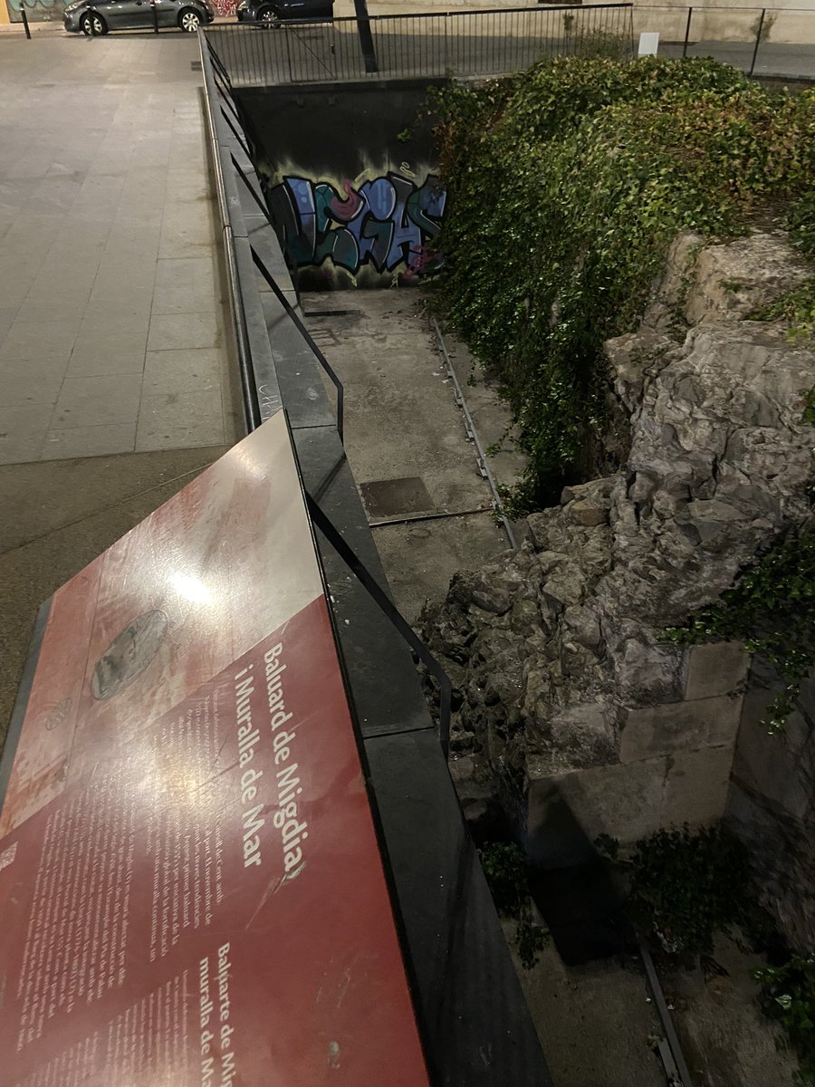 FNCBarcelona's tweet photo. Ahir, militants del Front, van netejar el Baluard de Migdia, un bastió de l'heroica resistència catalana a Barcelona. Davant el menyspreu dels ocupants i la passivitat dels botiflers, el nacionalisme dignifica un lloc on el poble va defensar a ultrança la llibertat de la Nació.⬇️ https://t.co/3PN88pmim4