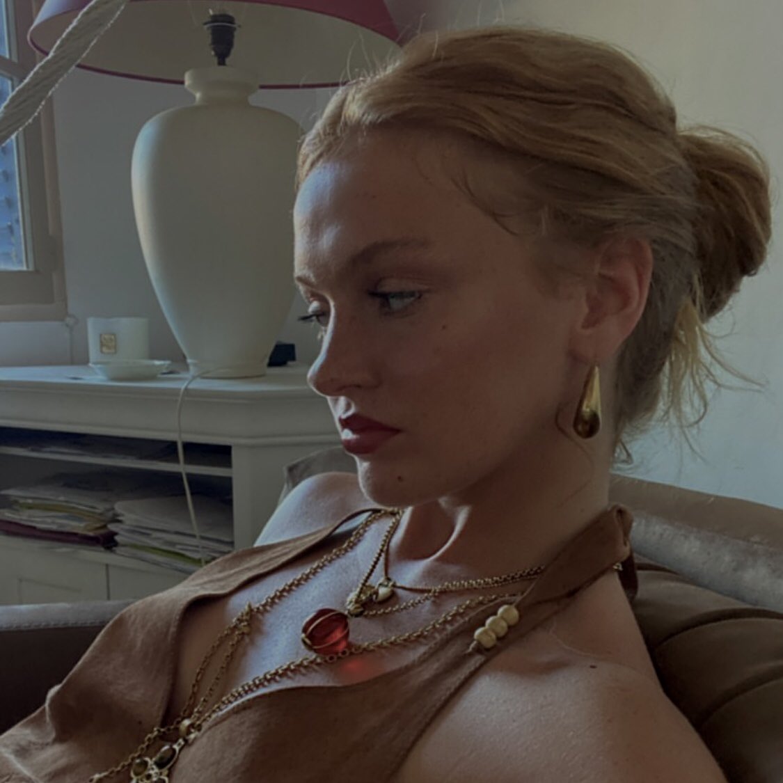 ⠀ ⠀ ⠀ 
        dans les rues          je cours après 
        l'ombre du soleil,  dans le feu qui
        sommeille, qui sauvera mon âme
⠀ ⠀ ⠀