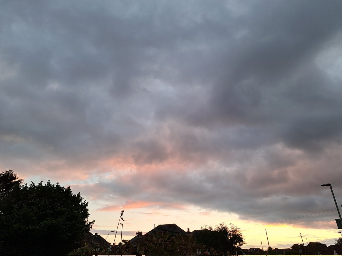 fionajroberts1's tweet photo. Good morning folks. Sunshine today in Dorset. Have a great weekend. Last night's sky in #Poole #StormHour #clouda #photo https://t.co/1tNJsfyuez