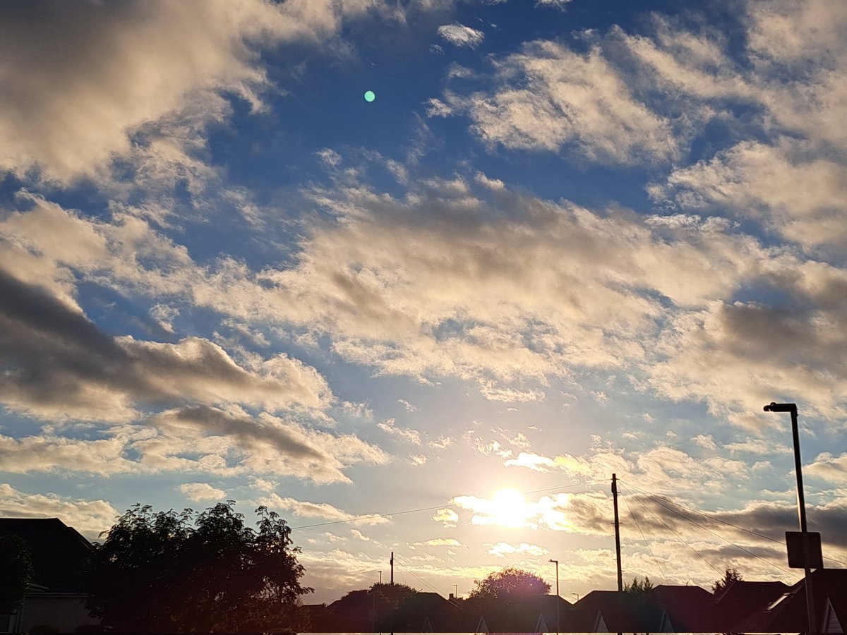 fionajroberts1's tweet photo. Good morning folks. Sunshine today in Dorset. Have a great weekend. Last night's sky in #Poole #StormHour #clouda #photo https://t.co/1tNJsfyuez