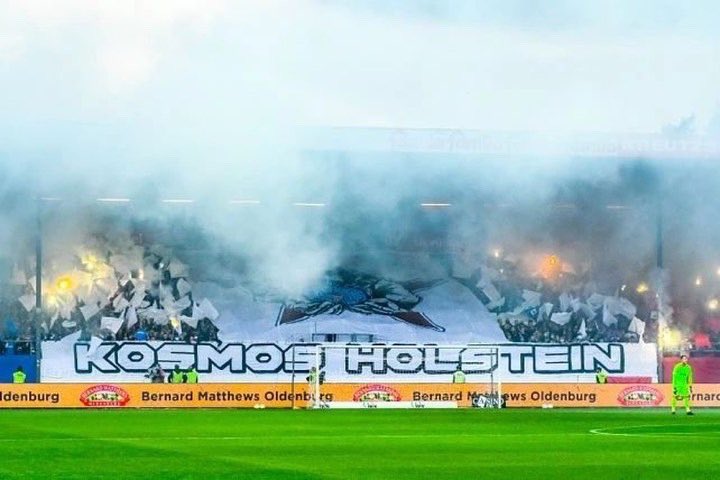 kurvenhelden's tweet image. #KSVHSV 🔵⚪️🔴 „Kosmos Holstein“ Choreo mit #Pyroshow im #Block501 von #HolsteinKiel gegen den #HSV. 📸 mehr Fotos bei @CalcioCulinaria 👈