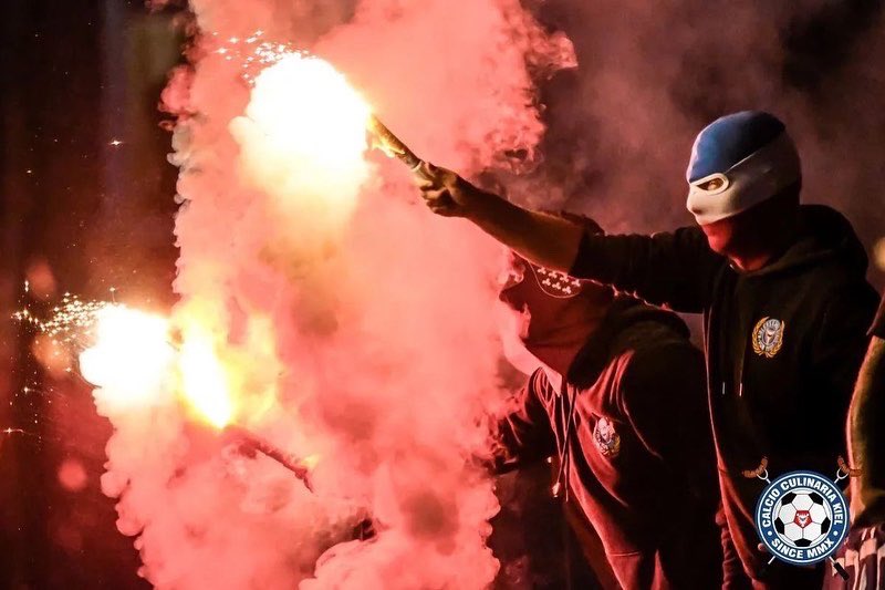 kurvenhelden's tweet image. #KSVHSV 🔵⚪️🔴 „Kosmos Holstein“ Choreo mit #Pyroshow im #Block501 von #HolsteinKiel gegen den #HSV. 📸 mehr Fotos bei @CalcioCulinaria 👈