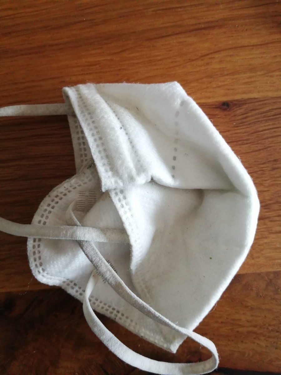 DrRaih's tweet photo. Das ist die FFP2-Maske, die ich nun seit 2 1/2 Jahren trage. Wenn im Winter nochmal #Maskenpflicht kommt, wird sie auch noch einen weiteren überstehen. Ich gebe kein Geld aus für etwas, für das es keine wiss. Evidenz gibt, Müll verursacht und Politikern die Taschen voll macht. https://t.co/Cw386i5JQf