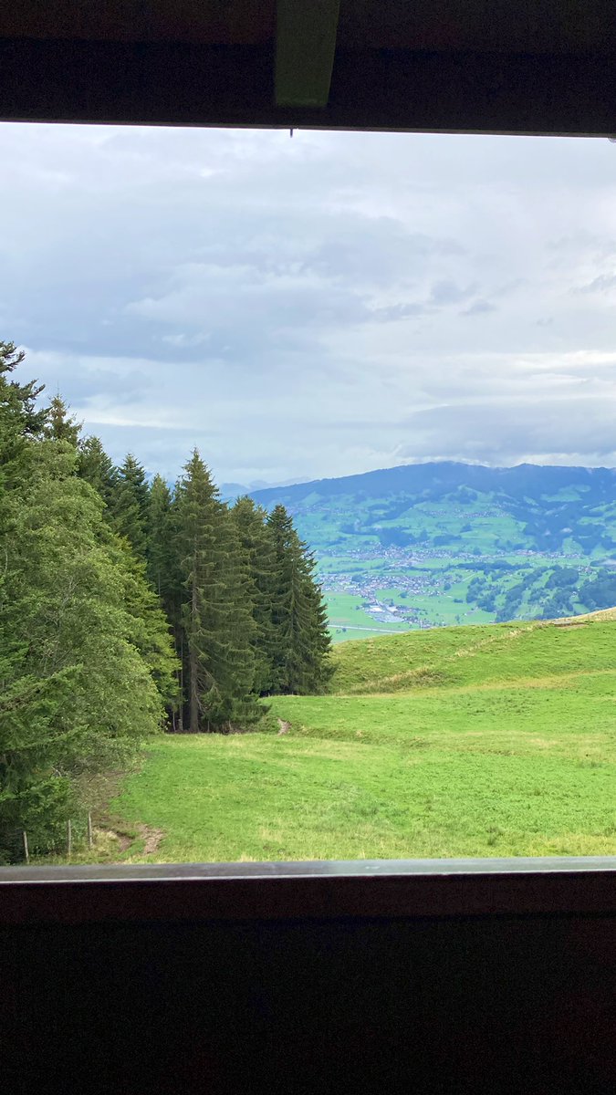 MartinRisch's tweet photo. Beim #Skihaus Stofel: Höhenluft, sattgrüne Wiesen und Blick ins Tal😎#linthebene #reichenburg #benken #kaltbrunn #Switzerland https://t.co/hsnl5gYBBF