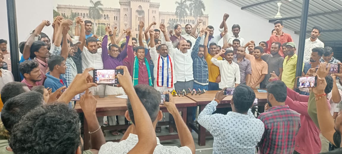 RathodSandeeps2's tweet photo. @TelanganaGuv 
తెలంగాణలో పోలీస్ రిక్రూట్మెంట్ లో SC/ST/BC రిజర్వేషన్ విషయంలో చాలా అన్యాయం జరిగింది మా వెనుకబడిన కులాలకు న్యాయం చేయాలని ఈ ట్విట్టర్ ద్వారా మీకు తెలియజేస్తున్న మహకులు మాచిపోకపోతే తెలంగాణలో మరో ఉద్యమం మొదలు పెడతాం దీనికి మీరు కచ్చితంగా రెస్పాన్స్ ఇవ్వాలి
@KTRTRS https://t.co/GsY8pRsUtF