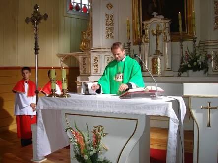 A Goan Catholic priest from a family of 400 years in Xianity,Fr Anthony Fernandes, became a Hindu. The Jesuit priest was converted at a public ceremony at Ram Krishna Temple in d ancient Hindu city. Today is a day of great joy for me,as I'm no more attached to any church."he said