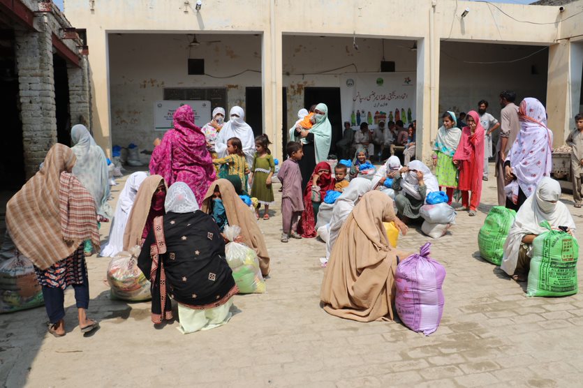 ASFPakOfficial's tweet photo. The first emergency response mission completed 100 family packages delivered and 50 child packages delivered  Nowshera KP. The @gdpakistan &amp; @ASFPakOfficial  has regularly coordinated with the relevant stakeholders for an effective humanitarian response. @EUPakistan https://t.co/mgylmQ4Kzv