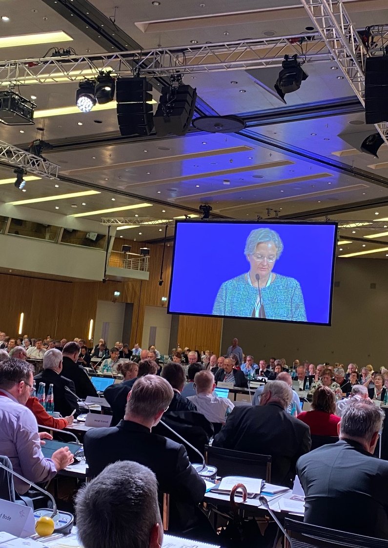 mpfrings's tweet photo. "Ein Zukunftstext für unsere Kirche": die #SV4 diskutiert die Schaffung eines "Synodalen Rats". Weitere Beschlüsse im Laufe des Tages zu subsidiärer Synodalität, Verkündigung des Evangeliums durch Frauen, Zölibat, nicht-heterosexueller Priester und geschlechtlicher Vielfalt. https://t.co/amu9fpe41i