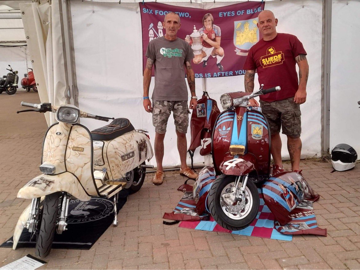 #lambretta #peacefullhooligan #westhamunited #billybonds #merseaislandscooterrally  custom show mersea island two hammers