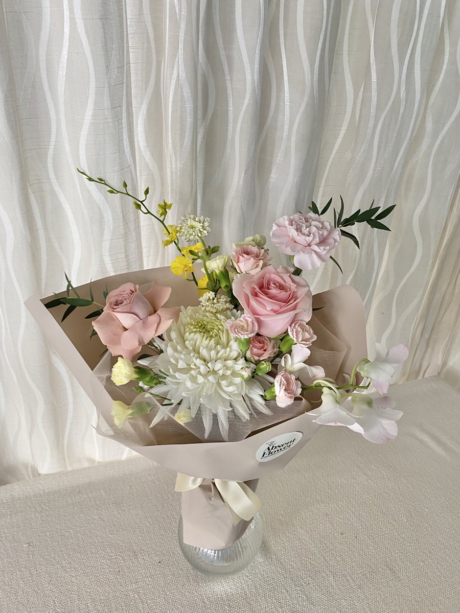 TheAbsentFlower's tweet photo. Weekly bouquet available till Monday for as low as RM95. Free delivery for Bukit Jelutong area 🤍 https://t.co/SuhLwAbFP2