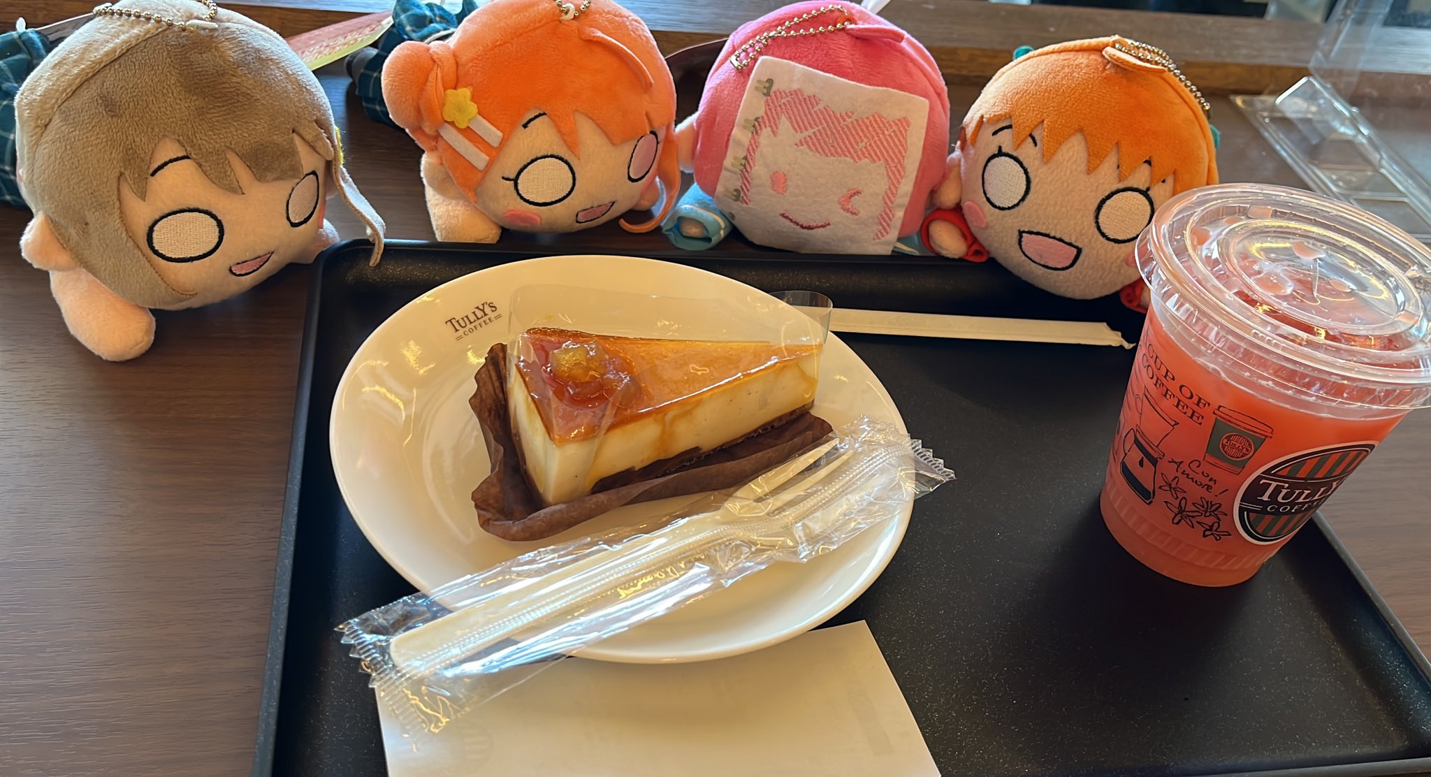 でんえんあおば ガーデンシアター隣のタリーズコーヒーさんでアップルチーズケーキとブラッドオレンジジュースのセットでいただきます 虹5th Day1 開始まであと1時間ちょっとなので入場の準備しておくとしますか 千歌 あと少しで入場開始だね
