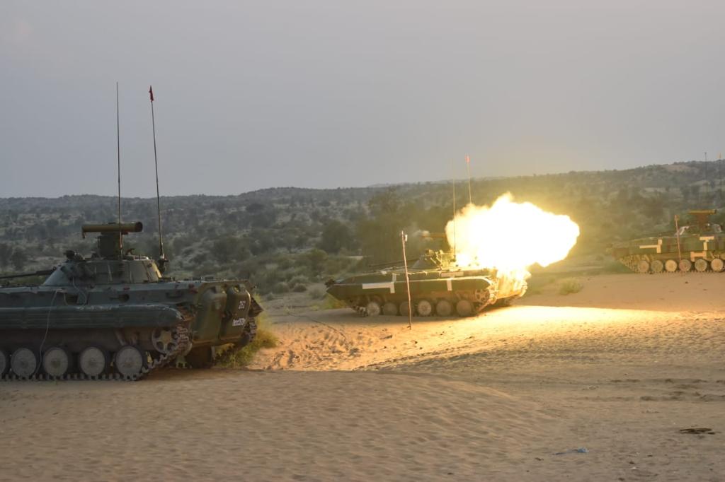 BharatDefenders's tweet photo. #Integratedtraining
The Desert Warriors of #DOTonTargetDiv honed their Combat Skills and fostered jointmanship with #AirForce during annual field firing exercise at #Mahajan Field Firing Ranges in Rajasthan.
#adgpi
#IndianAirForce
#IndianArmy https://t.co/BVT8vdXlhK