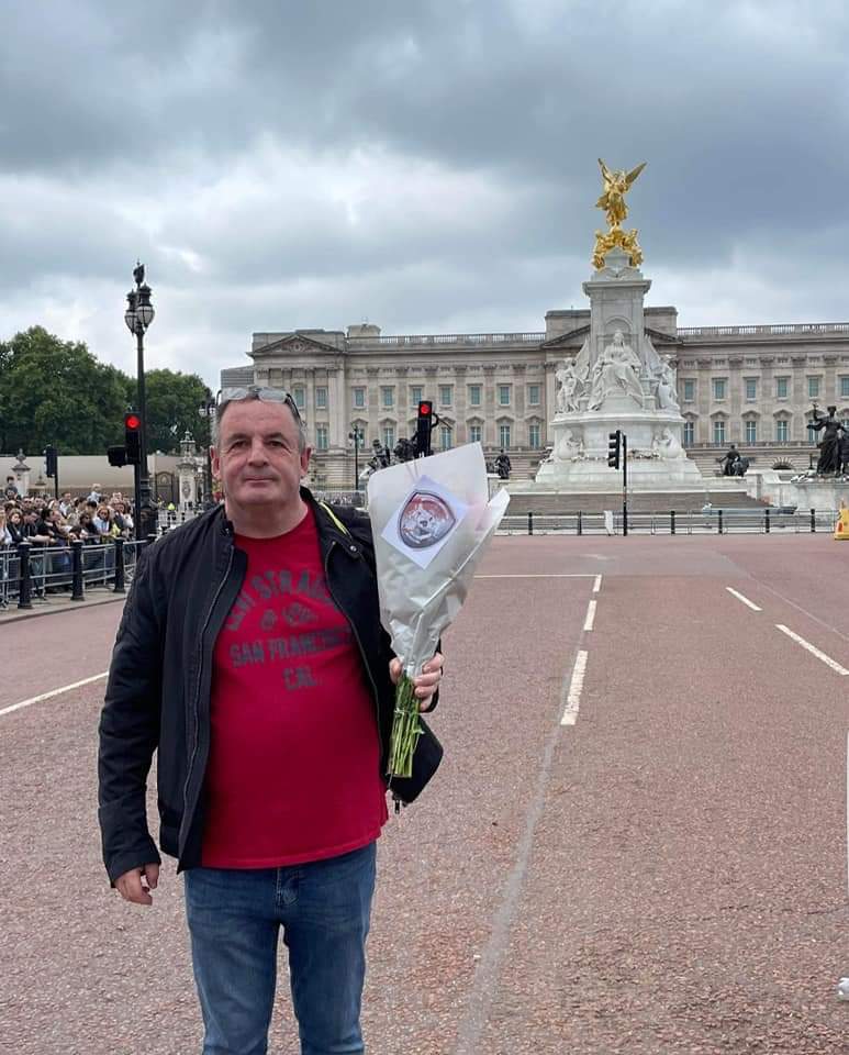 BallykeelLSOU's tweet photo. Today our Treasurer Alistair travelled to London to lay flowers in memory of Queen Elizabeth II outide the gates of Buckingham Palace on behalf of Ballykeel Loyal Sons of Ulster Flute Band

#GodSaveTheKing https://t.co/EvxYKgvGMG