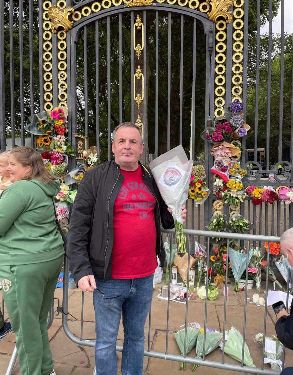BallykeelLSOU's tweet photo. Today our Treasurer Alistair travelled to London to lay flowers in memory of Queen Elizabeth II outide the gates of Buckingham Palace on behalf of Ballykeel Loyal Sons of Ulster Flute Band

#GodSaveTheKing https://t.co/EvxYKgvGMG