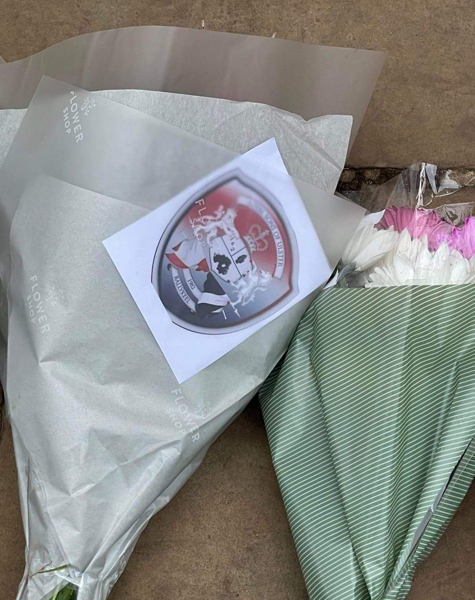BallykeelLSOU's tweet photo. Today our Treasurer Alistair travelled to London to lay flowers in memory of Queen Elizabeth II outide the gates of Buckingham Palace on behalf of Ballykeel Loyal Sons of Ulster Flute Band

#GodSaveTheKing https://t.co/EvxYKgvGMG