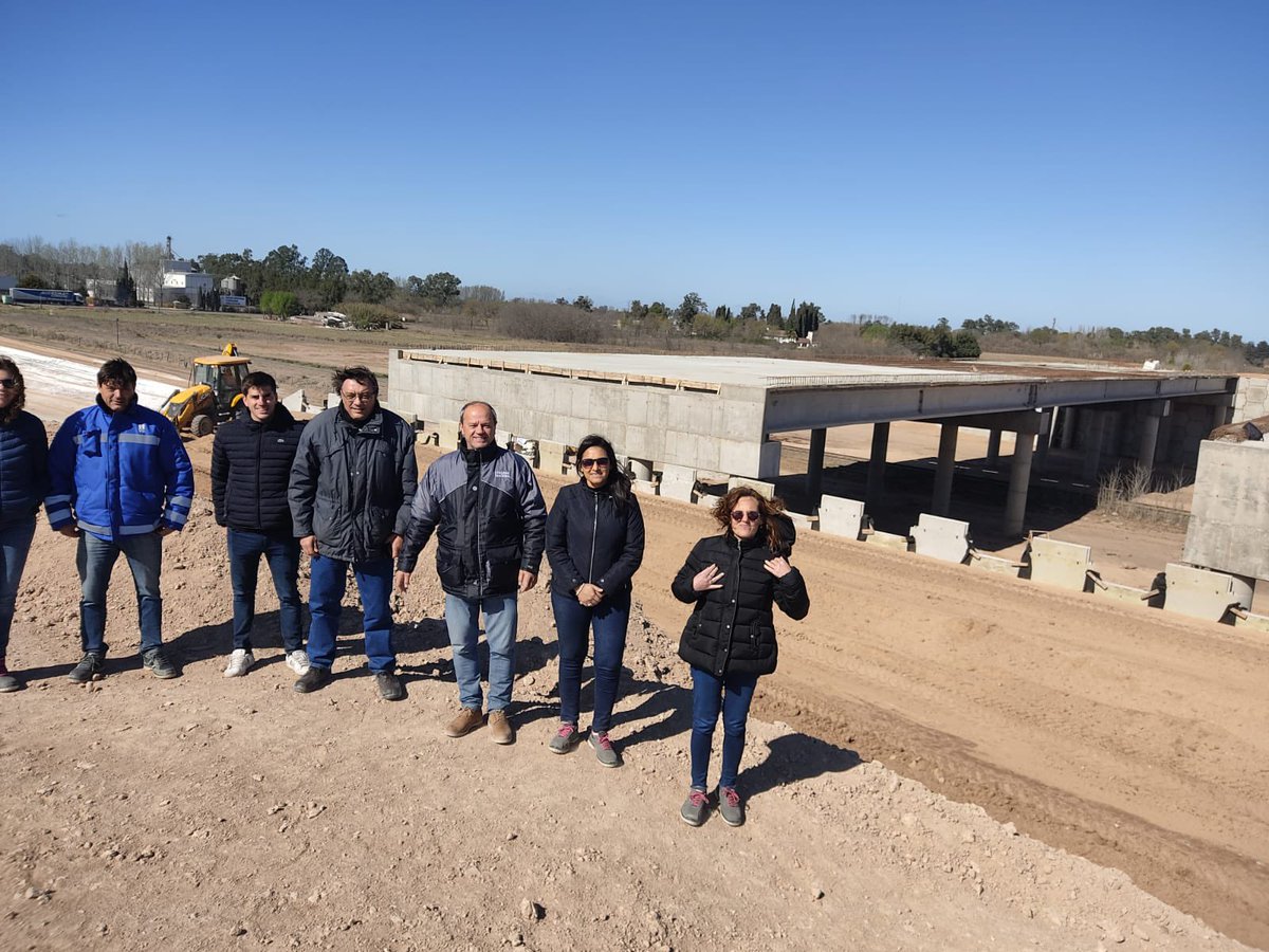 alejandrourdam's tweet photo. Variante #Chacabuco . Ayer visitamos la obra para supervisar su avance con el equipo de Ingenieros a cargo de la misma. Ing. Victor Farre, Ing.@ealbri1 , Dra. @MarilyriveroG , jefa distrito 1 Bs As
@GustavoHArrieta @gkatopodis @VialidadNac @alferdez @CFKArgentina #PrimeroLaGente https://t.co/z65l0LCoss