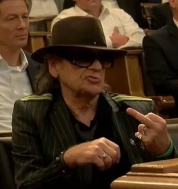 Udo #Lindenberg zeigt AfD #Stinkefinger 

Während der Rede des AfD-Vizefraktionsvor.Alexander Wolf vor dem #Hamburg er Senat hat der Altrocker und Ehrenbürger der Stadt HH der AfD gezeigt was er von ihr hält.
DANKE #UDO!
t-online.de/region/hamburg…