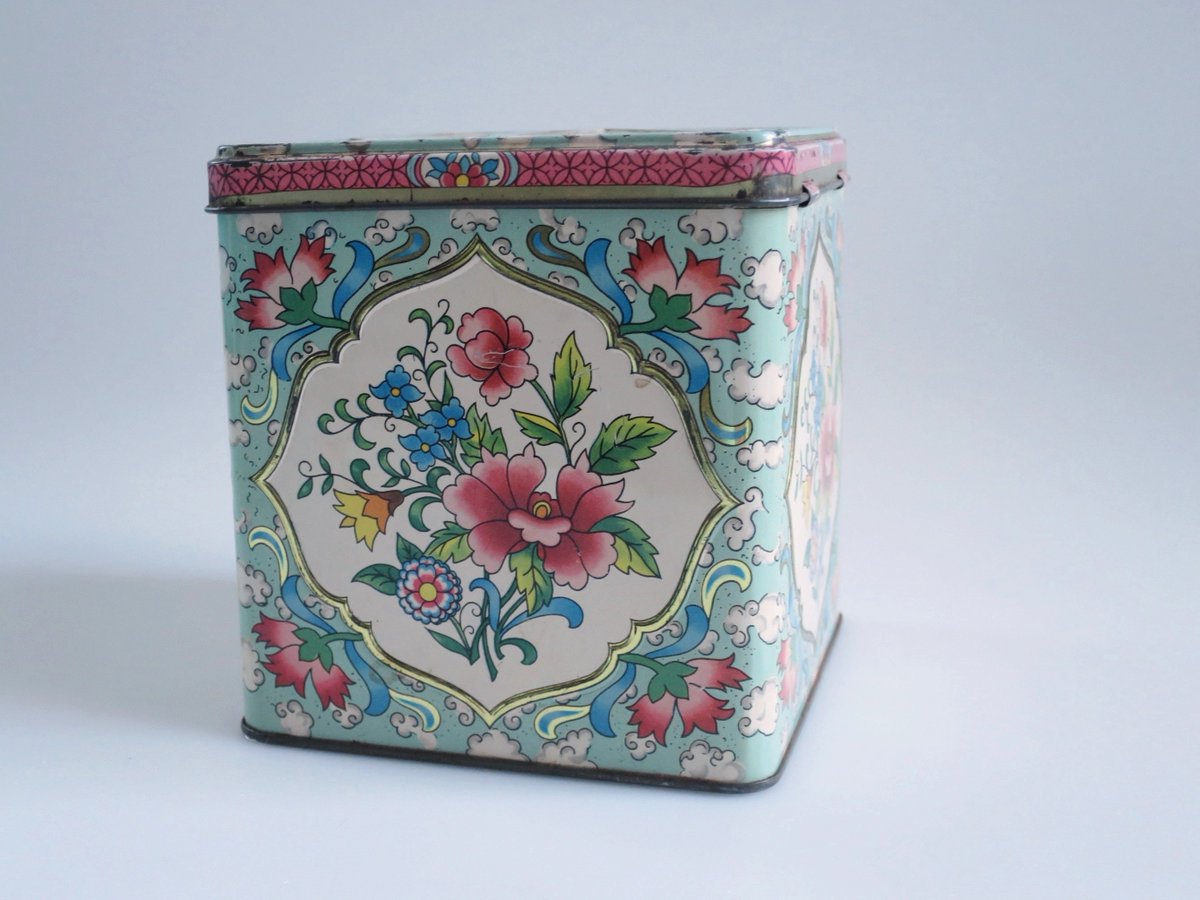 VintageHome11's tweet photo. Retro Floral Kitchen Tin, Daher Decorator Ware Hinged Tin, Vintage Daher Container, Small Metal Storage https://t.co/xdMZqRUfL2 #VintageStore #BuyonSocial #Vintage4Sale #MCMHolidays #StorageTin https://t.co/nIPMUog0Rj
