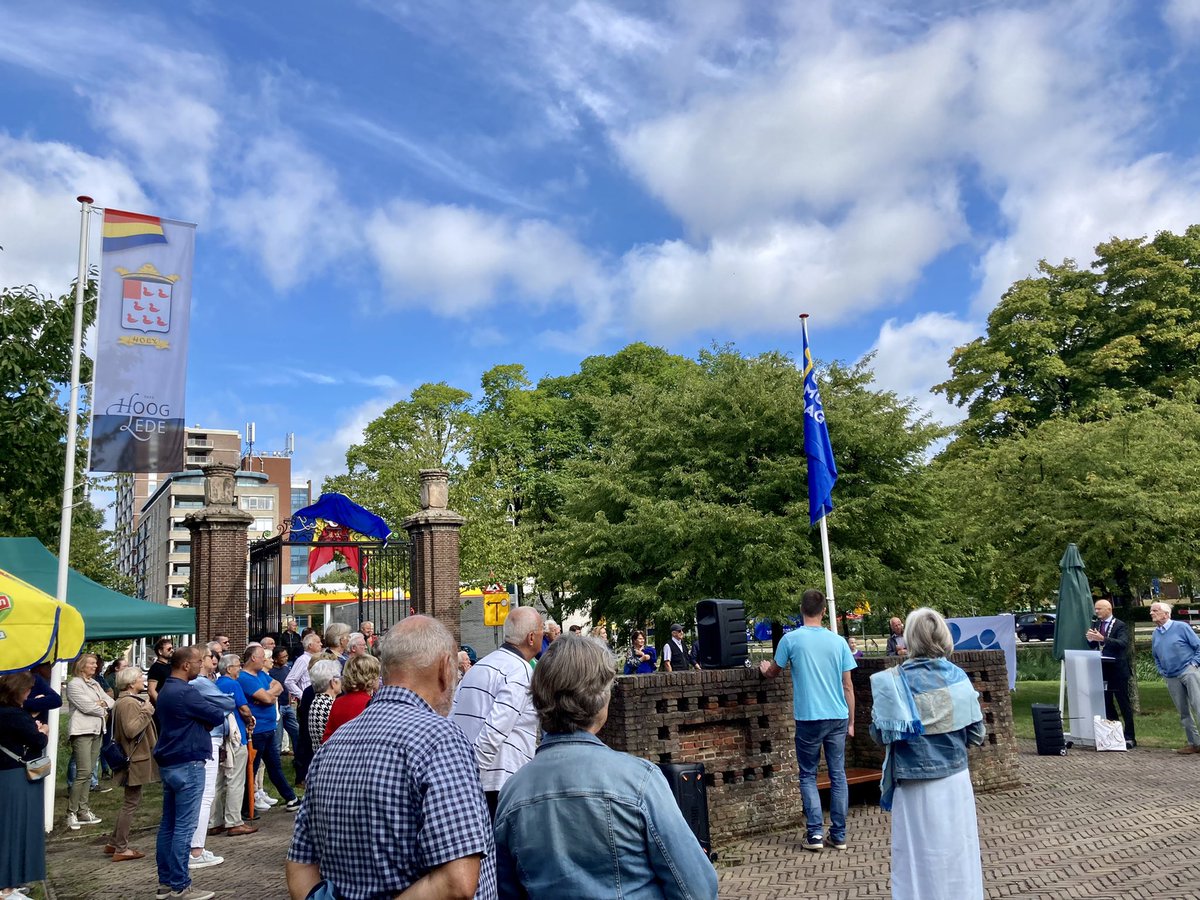 Feestelijke opening van de poort van Hooglede. Een mooi initiatief van bewoners met medewerking van diverse bedrijven <a href="/VolgVlaardingen/">volgvlaardingen</a> #Vlaardingen #Holywijk #Monumentendag