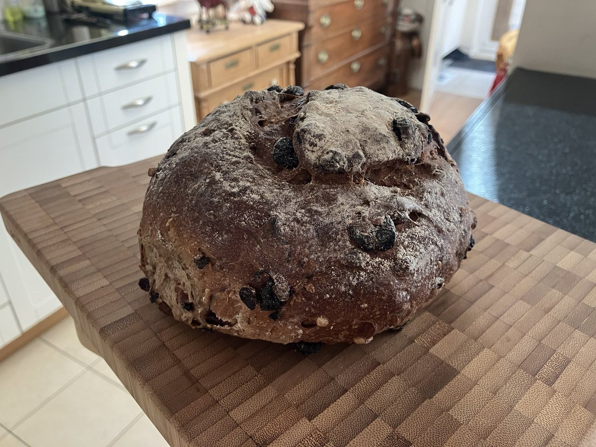 armendepoth's tweet photo. Pothbrood als presentje. Eentje om zelf van te smullen, eentje om weg te geven. Geheel in de geest van de brooduitdeling zoals dit in hofje De Armen de Poth eeuwenlang gebeurt. #openMonumentenDag #brood #cadeautje #Amersfoort https://t.co/v8vuQlde4E