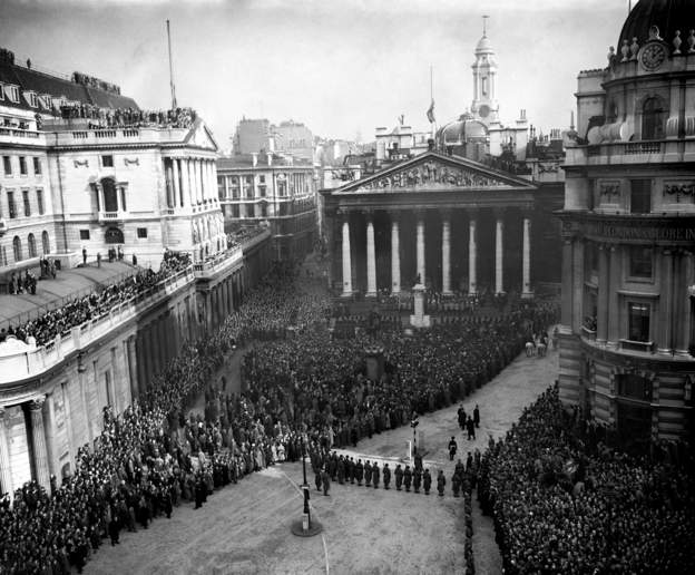 driecel's tweet photo. 1952 - 2022 Mismo #ceremonial, diferentes épocas. #Londres #goodsavethequeen #goodsavetheking https://t.co/6rBKe8uLV5