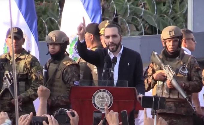 BukelePelele's tweet image. Quien es el primer presidente de la historia de El Salvador que:
- No participa en cumbres o foros
- No va a tomas de posesion
- Nadie lo invita a visitas oficiales 
- Nadie lo visita en E.S.
- No da entrevistas a periodistas nacionales ni extranjeros
#DonCerote  &quot;Yo soy !&quot;