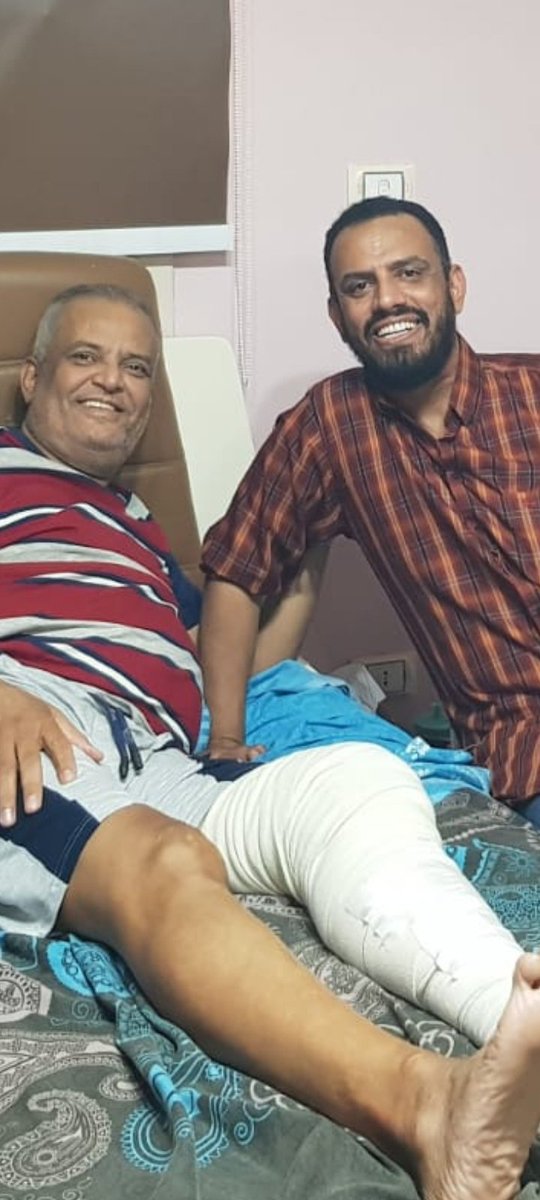 فاجأني الشيخ هاني بن بريك اليوم بزيارته لي بعد خروجي صباحا من مستشفى دار الشفاء بالعباسية في مصر ، وبعد اجرائي عملية تغيير مفصل في الركبة .. زيارة الشيخ هاني تعني لي الكثير في الوقت الذي مازلت تحت العلاج الطبيعي .. شكرا ابو علي على هذه الزيارة التي جسدت القيمة الحقيقية للصداقة