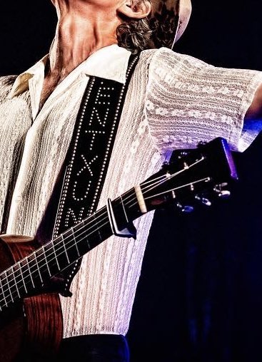 Esta noche nos han robado en la furgoneta , aparcada junto al hotel Nuevo Boston , en Madrid .
Una putada .
Casi todo se puede arreglar con dinero , pero esta correa de guitarra tenia una valor sentimental enorme …
Tantos años , tantos conciertos …