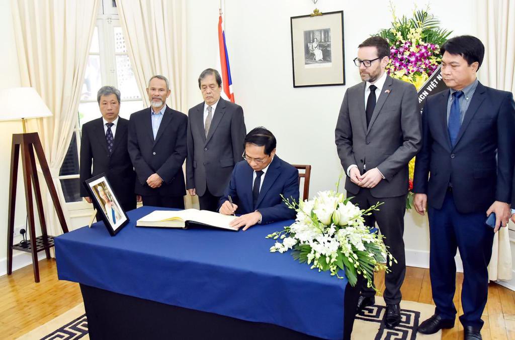 IainFrew's tweet photo. My heartfelt thanks to @FMBuiThanhSon, accompanied by former Vietnamese Ambassadors to the UK, for visiting the Residence this morning to sign the book of condolence for Her Majesty Queen Elizabeth II. Touched by your kind wishes and thoughtful reflections 🇬🇧🇻🇳 https://t.co/UWL4VTGYoA