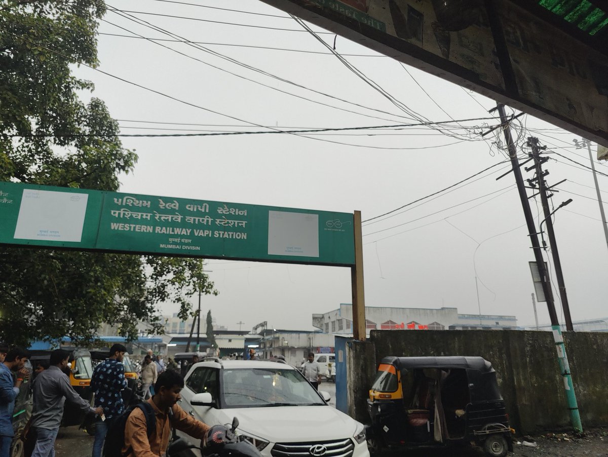 vikrantVNT's tweet photo. No national flag @ vapi railway station.
Not felt good seeing this.😔😔😔😔😔
@RailMinIndia @WesternRly @PMOIndia https://t.co/oT8CY4DEfG